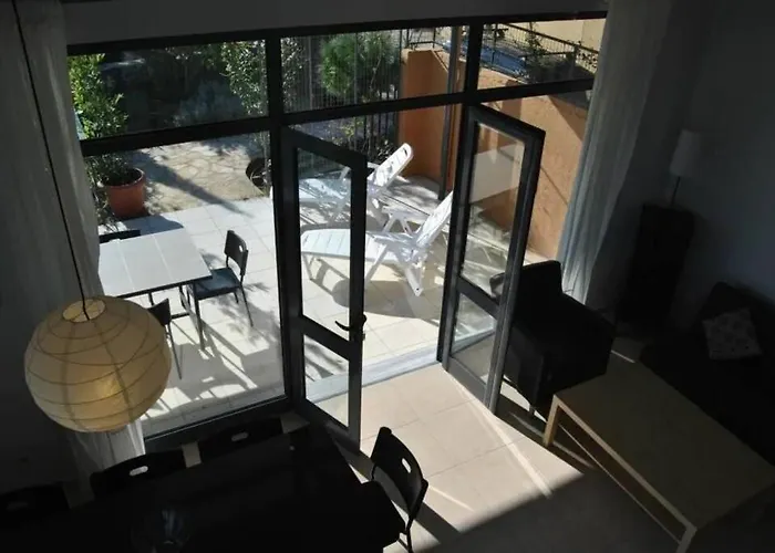 Achilles Semesterbostad Pera Melana