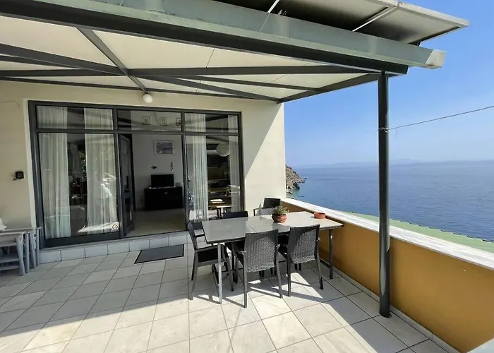 Achilles Semesterbostad Pera Melana